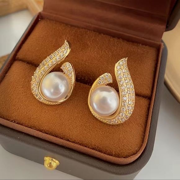 Elegant Pearl Gold 18k Plated Earrings - Picture 1 of 5